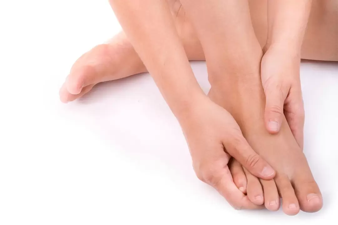 rubbing spray Hondro Sol Valgus against hallux valgus